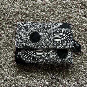 Vera Bradley Blanco Bouquet Black & White Quilted Snap Wallet Retired Print